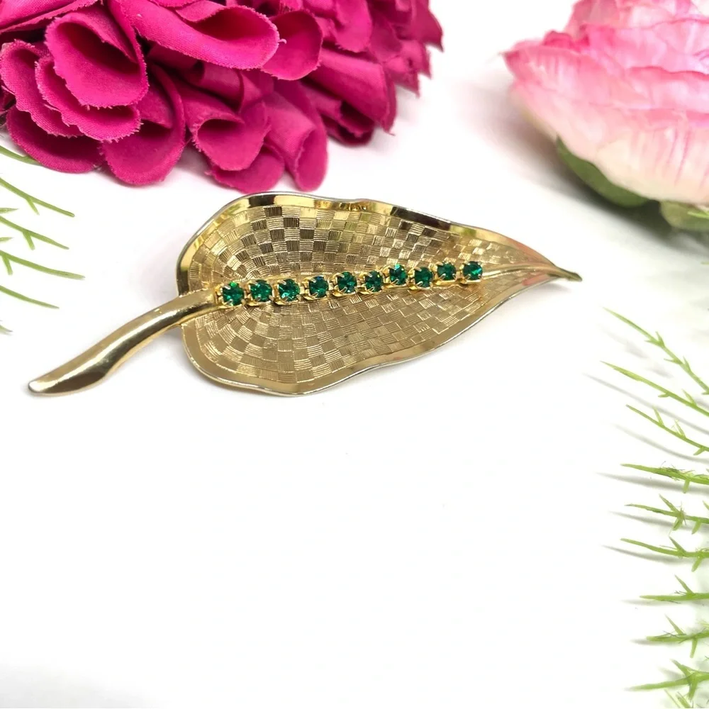 VINTAGE⚜️Emerald Green Crystal Embellished Leaf Brooch